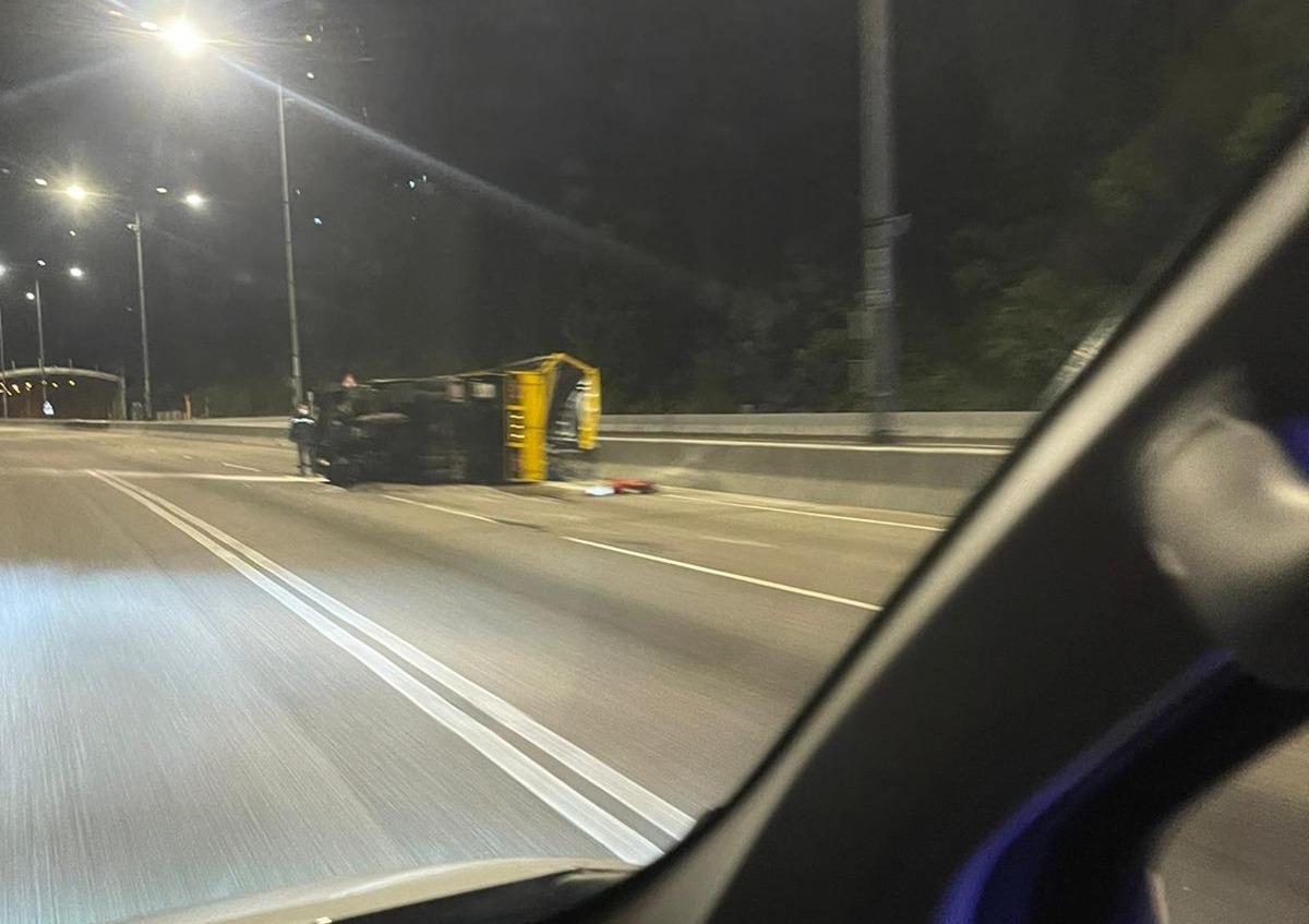 屯門公路貨車疑避切線貨車撞壆翻側　3人受傷