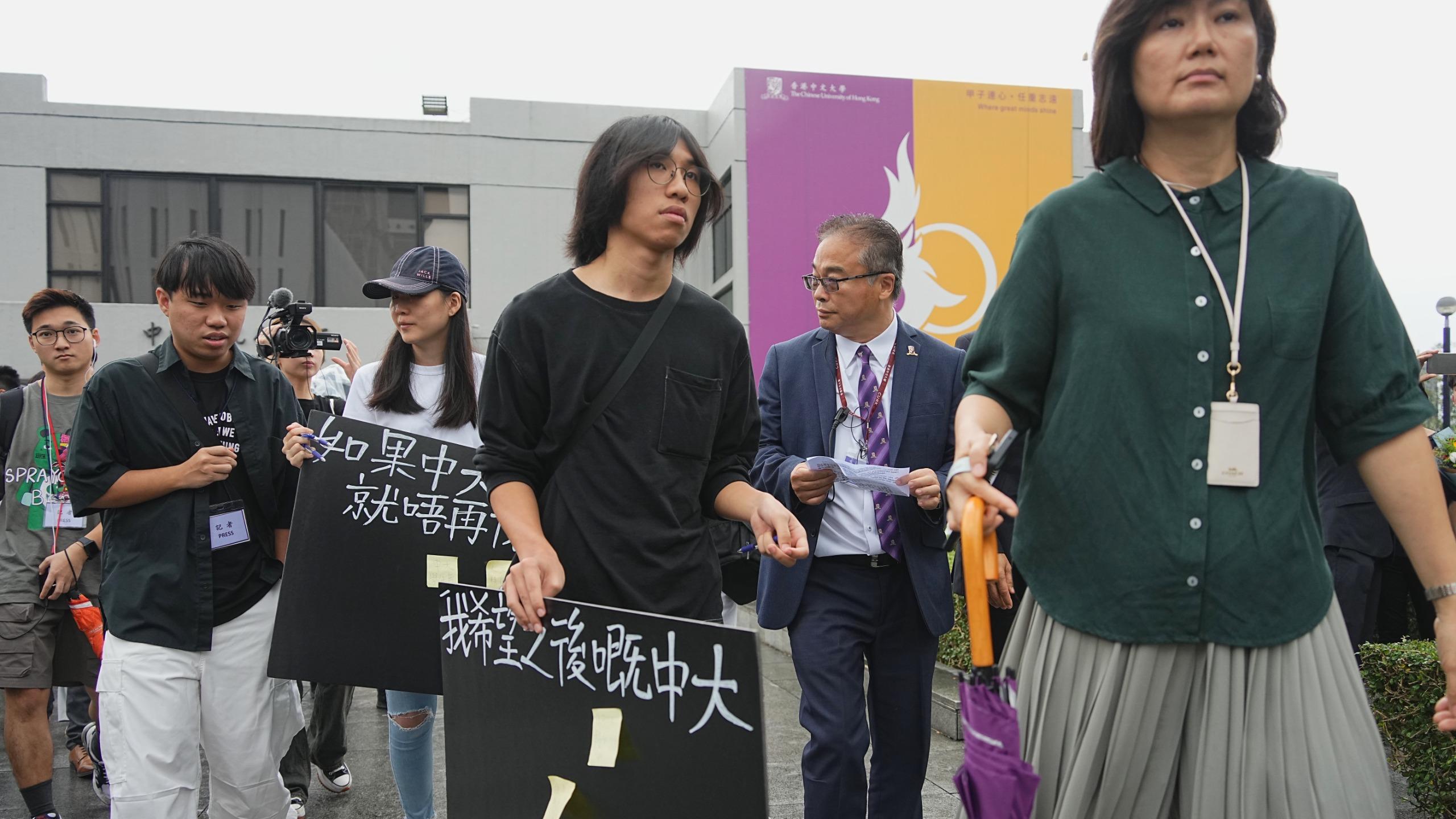 中大畢業禮段崇智因事缺席　兩名學生帶黑色紙板被帶離場