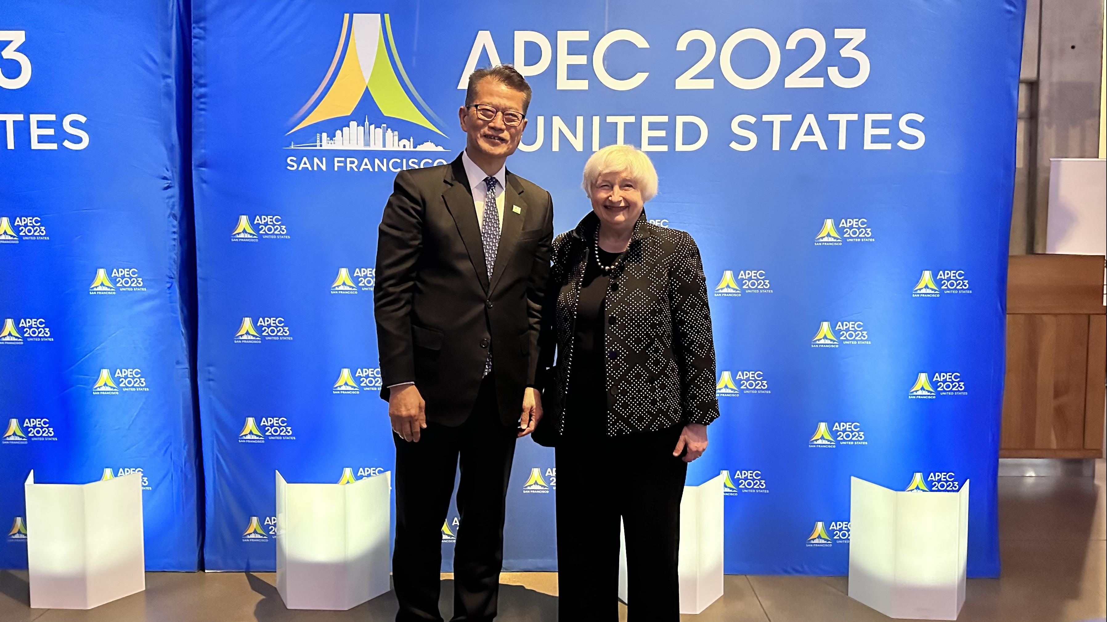 陳茂波與美國財政部長耶倫在財政部長會議歡迎晚宴前合照