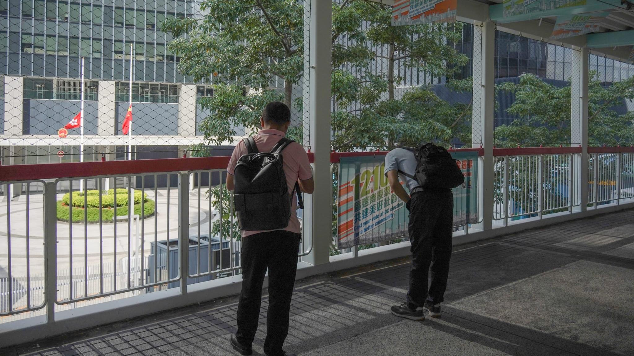 李克強病逝｜政府總部下半旗致哀，有途人向旗杆方向鞠躬悼念。(李睿哲攝)