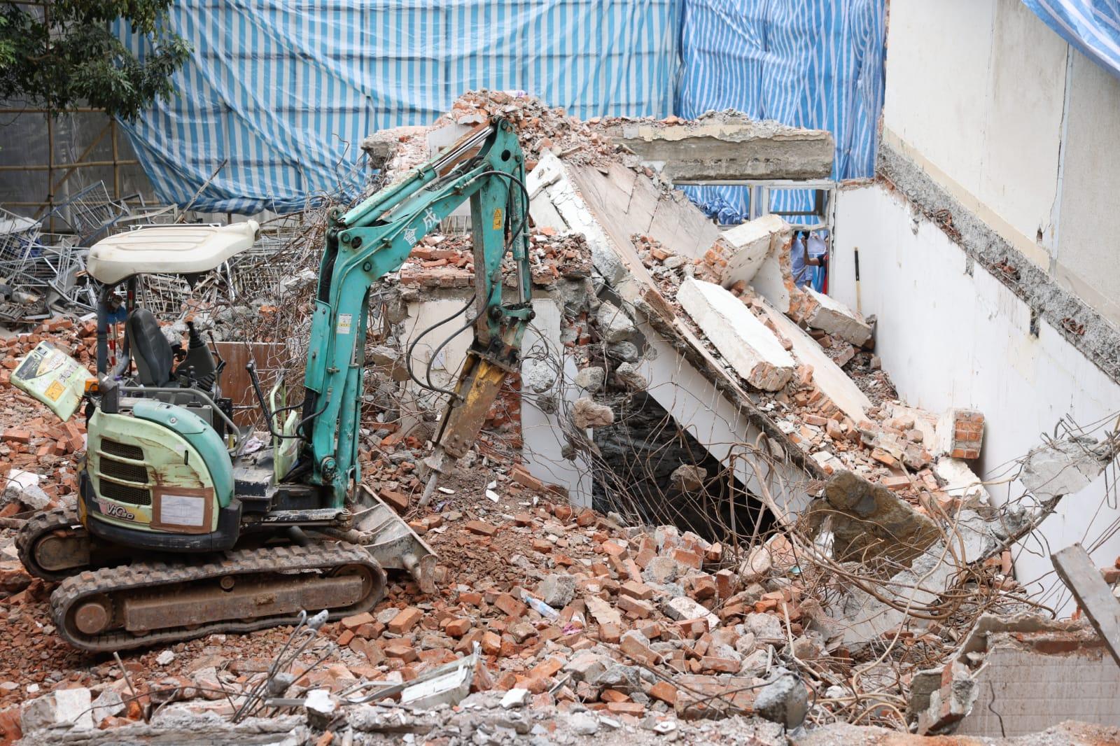 葵涌中葵涌村男工拆屋，遭冧石擊頭壓倒昏迷。