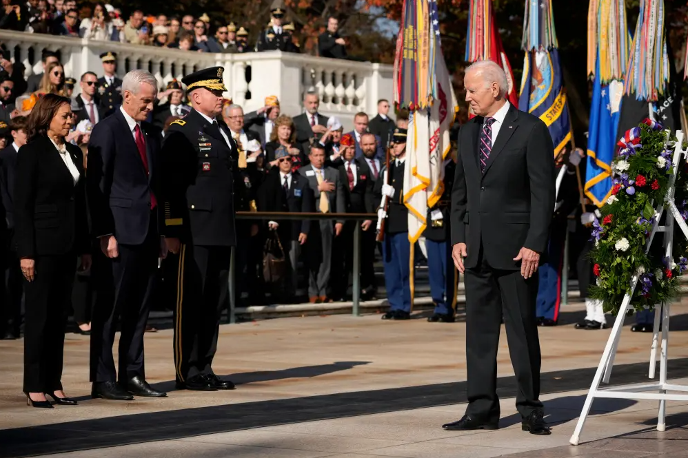  拜登公墓獻花又「迷失方向」賀錦麗忍笑 (美聯社)