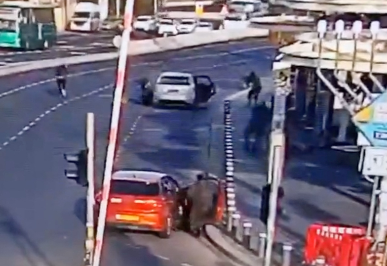 以巴衝突｜耶路撒冷巴士站槍擊3死8傷  兩哈馬斯成員向平民開火被斃(路透社)