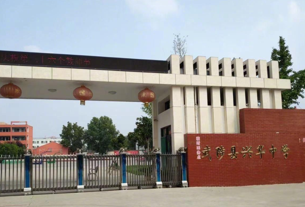 河南一間中學周一（13日）早上發生人踩人事故，導致1人死亡、5人受傷，死傷者全為學生，當地官方披露有學生湧往如廁時在樓梯摔倒肇禍。