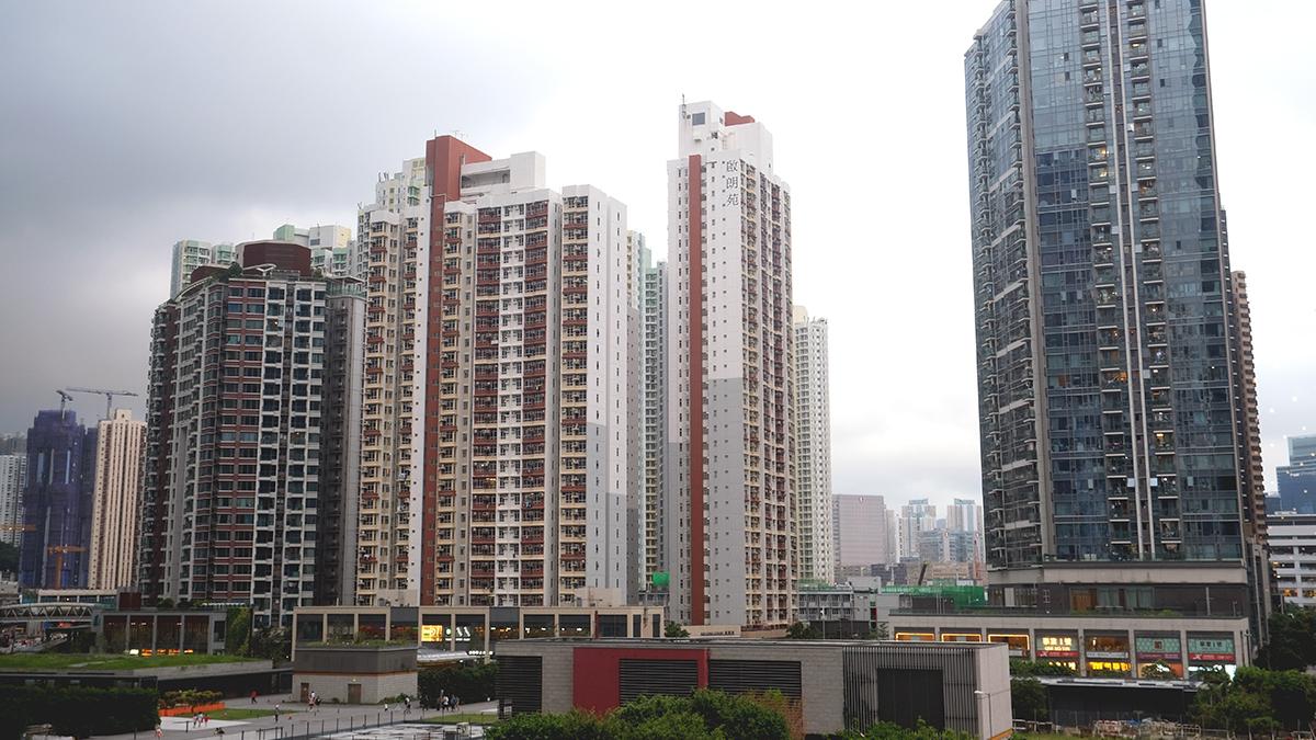 從啟德沐元街向外望，有網民指一幅相可以看勻7種住宅種類，笑言非香港人未必明白當中分別。(《am730》記者攝)