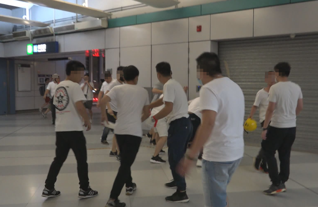  元朗黑夜｜4白衣人被控暴動及串謀傷人 1人擬認罪明年3月答辯（NOW新聞截圖）