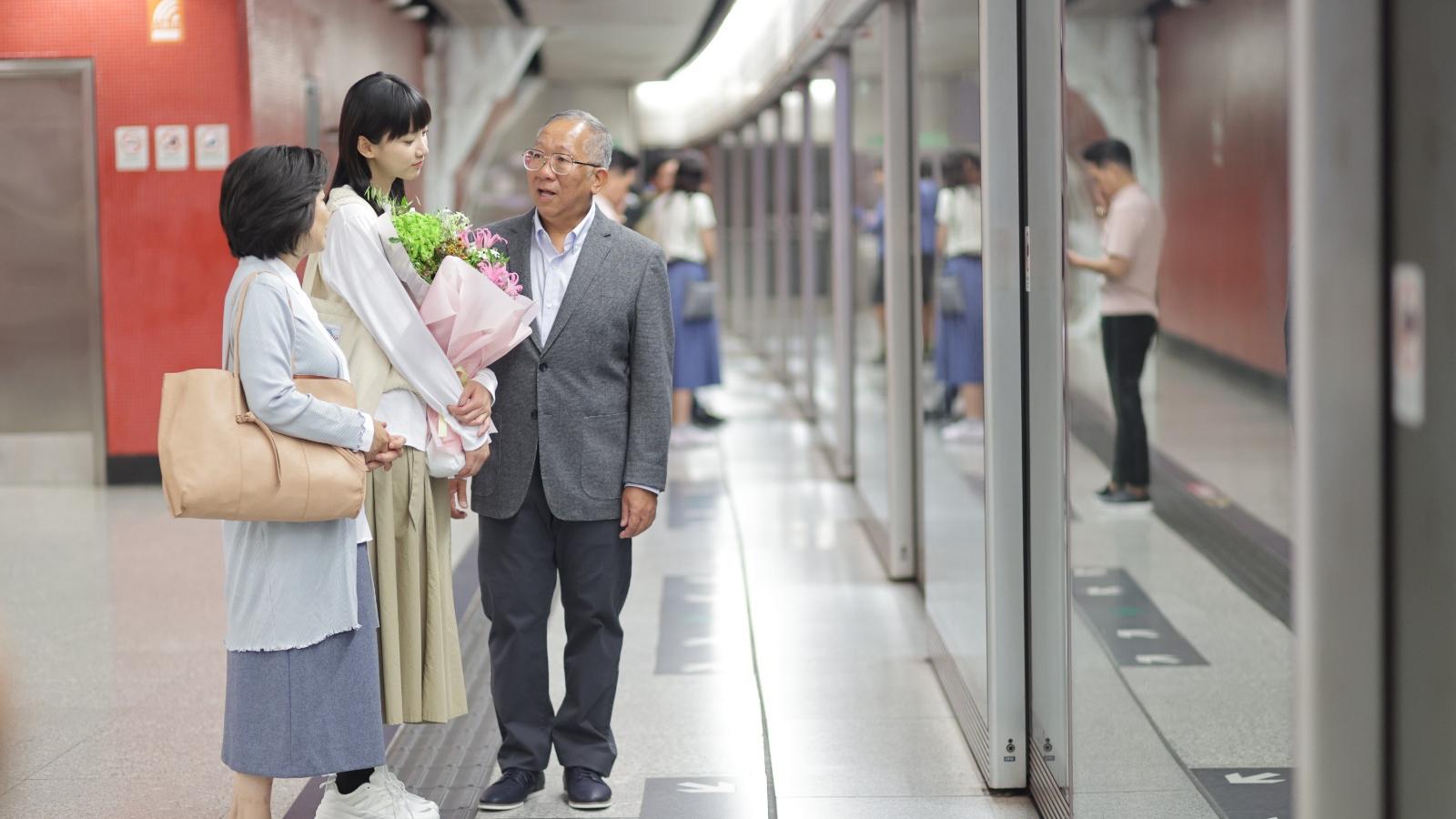 袁澧林Angela月台拍攝當眾更衣唔尷尬 與羅永昌導演綻放「父女情」