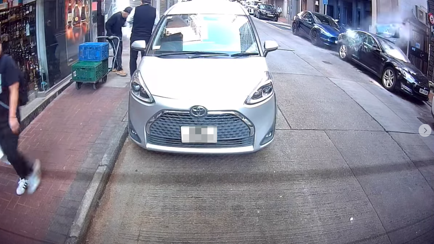 滅火筒變炮彈 尖沙咀山林道Tesla遭炮轟 警方追緝白色長髮男子