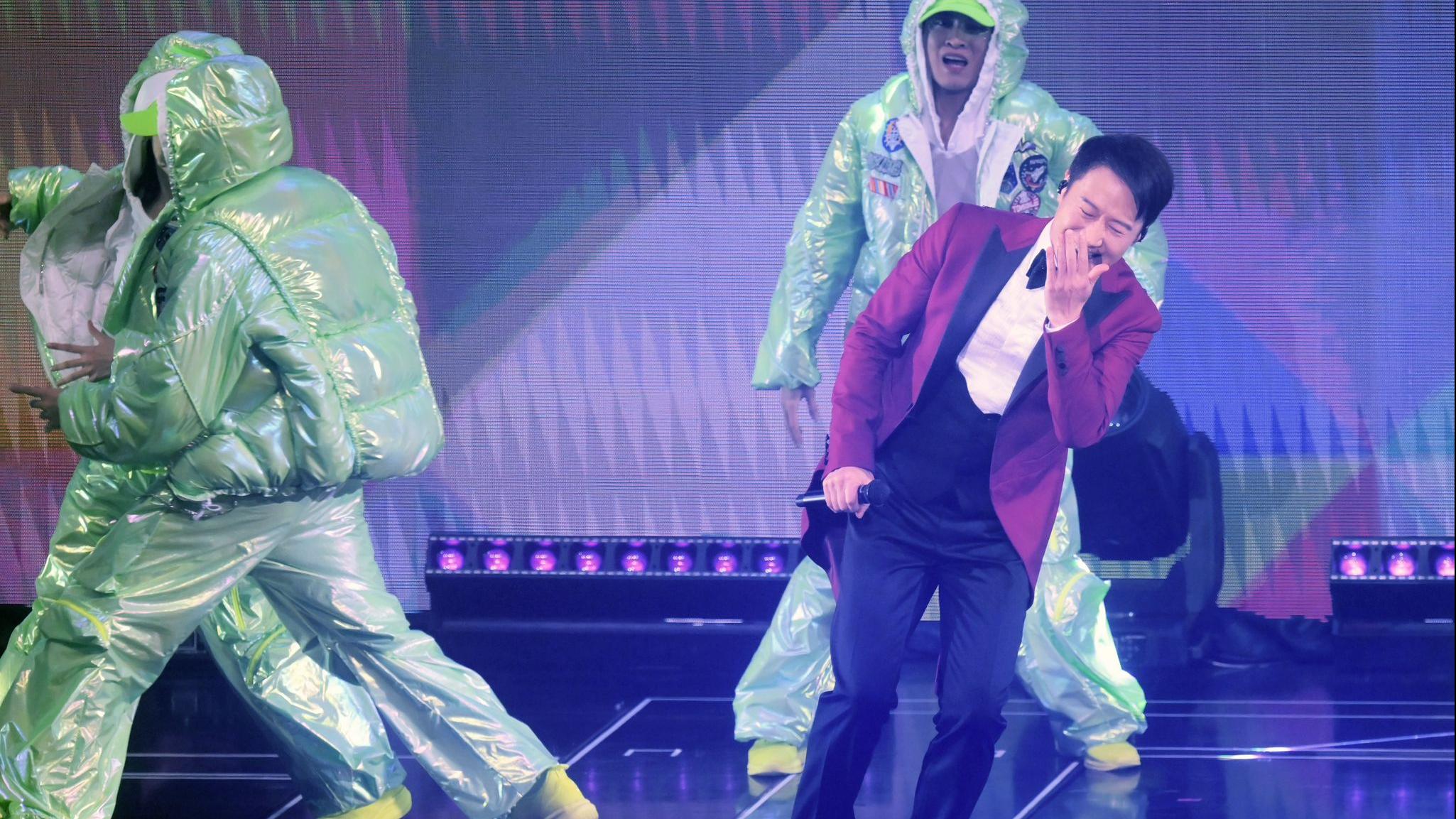 黎明演唱會｜坐低唱快歌再即興起舞 新歌《人生遊戲》發放正能量