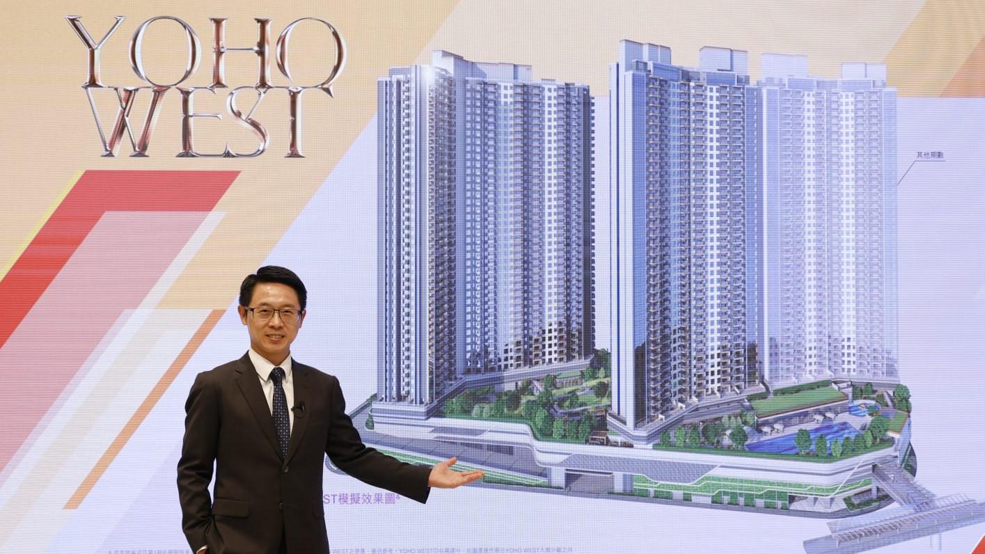 新地代理總經理胡致遠稱，YOHO WEST部署月內開售，最快月中上載樓書。(林俊源攝)