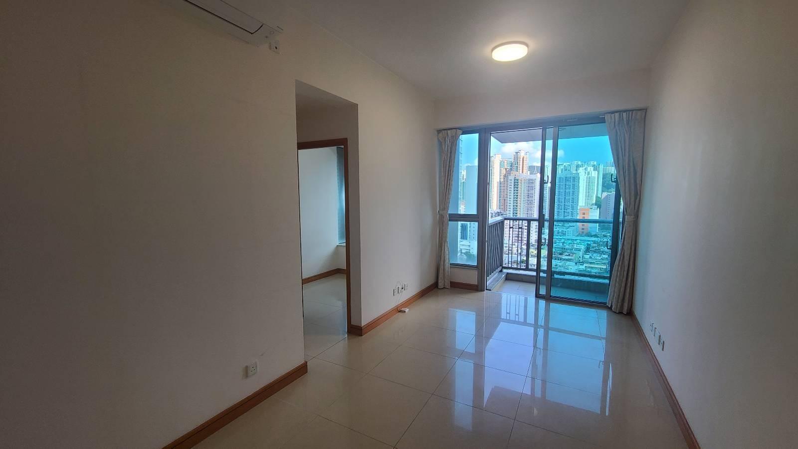 大廳外接露台，室內光線充裕。(代理提供)