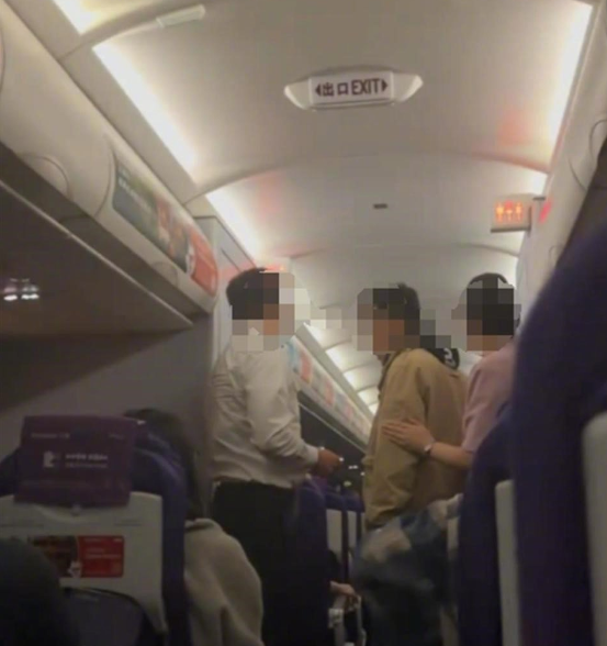 大阪飛上海客機24歲男欲開艙門　乘客驚叫「要幹甚麼」及時制止