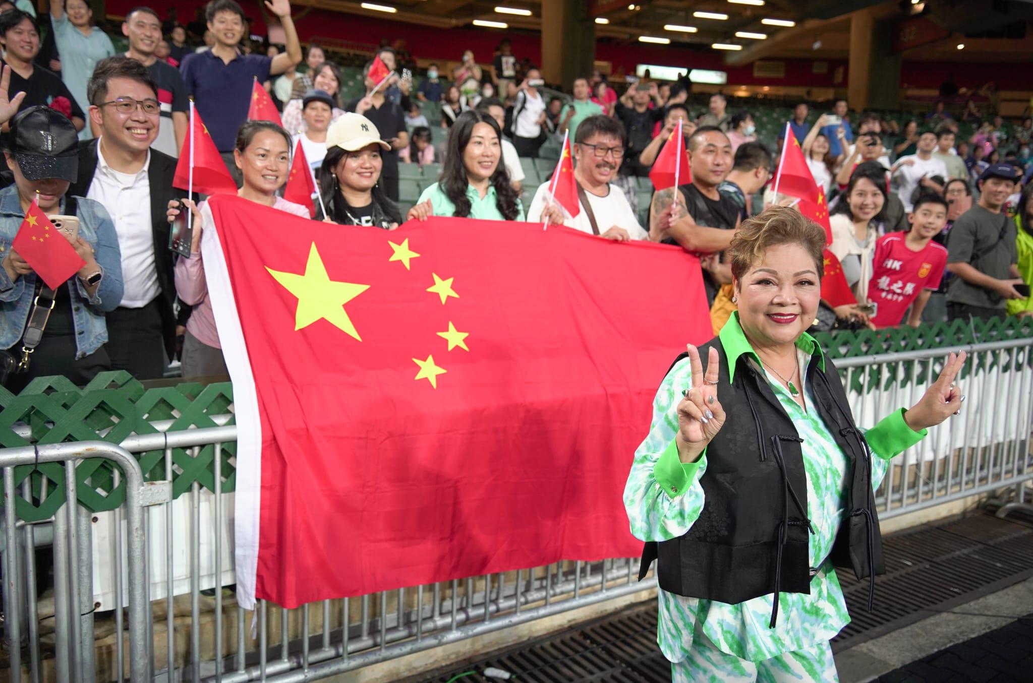 村超｜肥媽勁歌熱舞唱歌助興 再與愛國團體合照