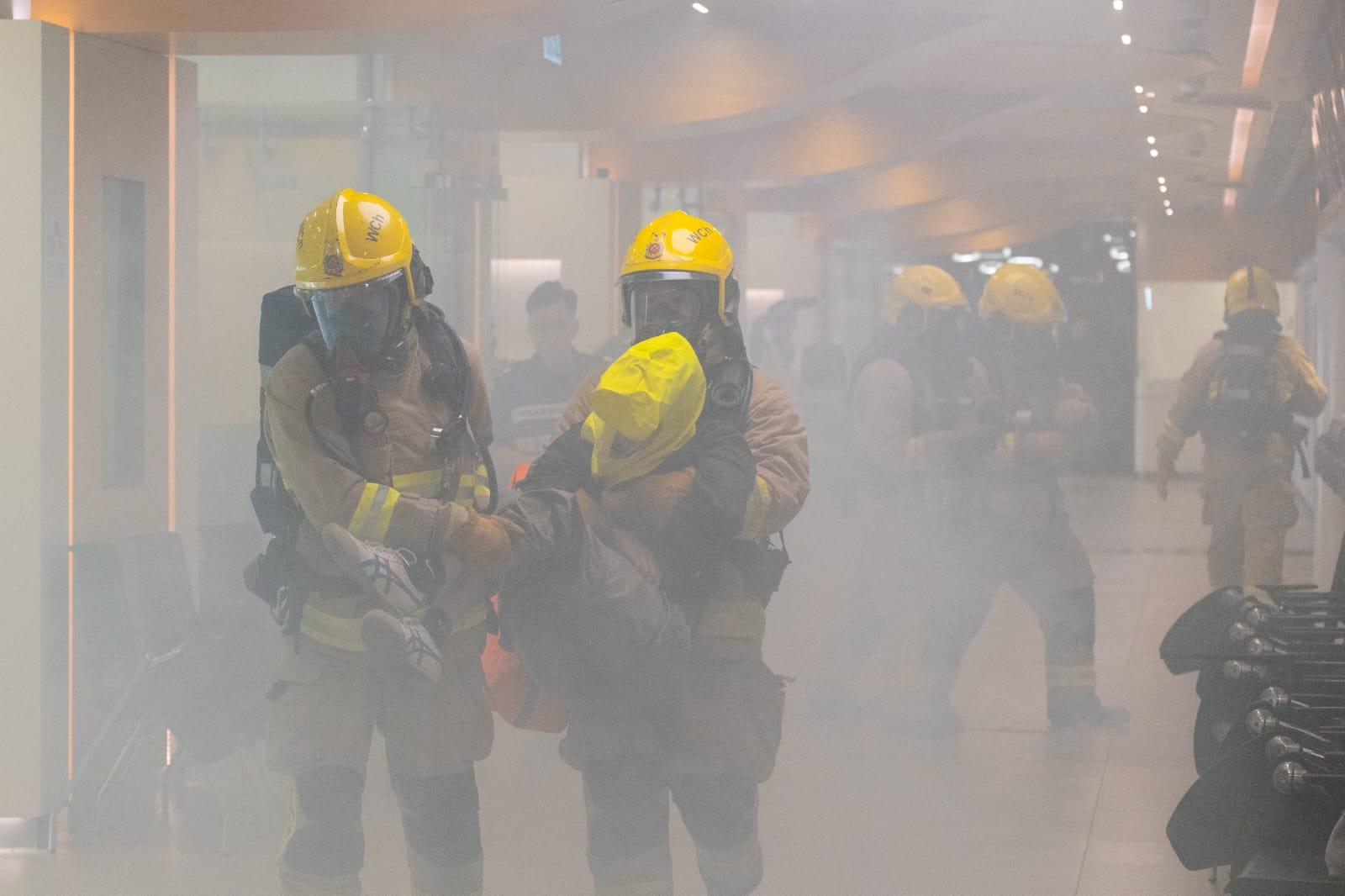  跨部門重大事故聯合演習模擬在跑馬地馬場公眾投注大堂發生大火引致多人受傷，人員展開救援行動，疏散在場人士及為傷者急救等。(蘇文傑攝)