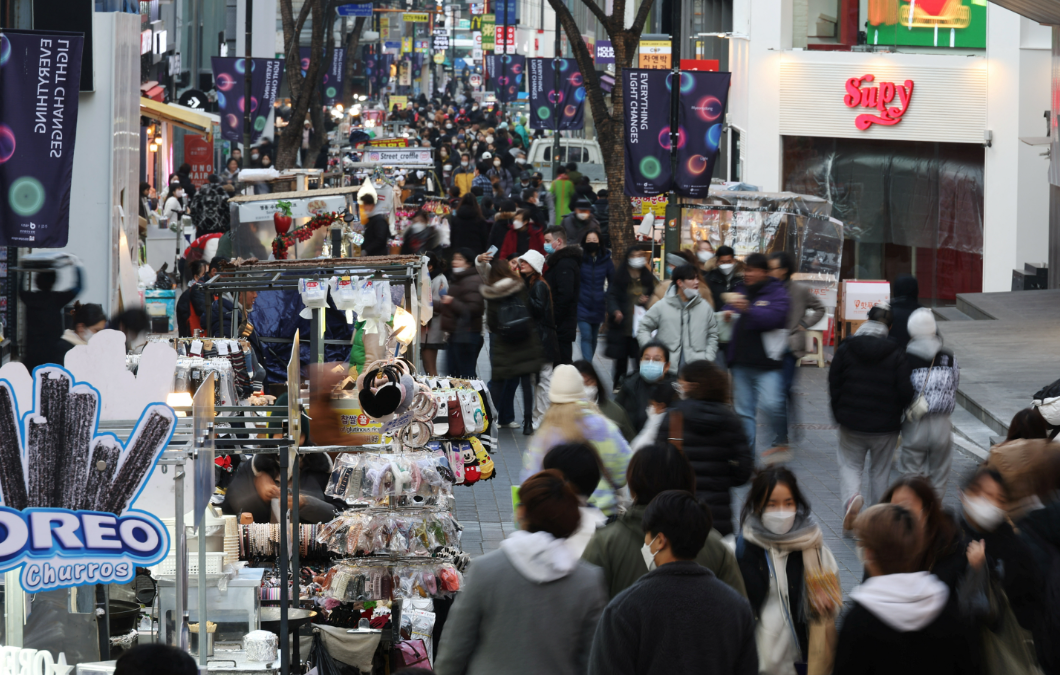 南韓財政部財政部長秋慶鎬今日（27日）宣布，明年1月1日起把外國遊客在可退稅商店購物時可享用的退稅消費額上限將提高一倍（路透社資料圖片）