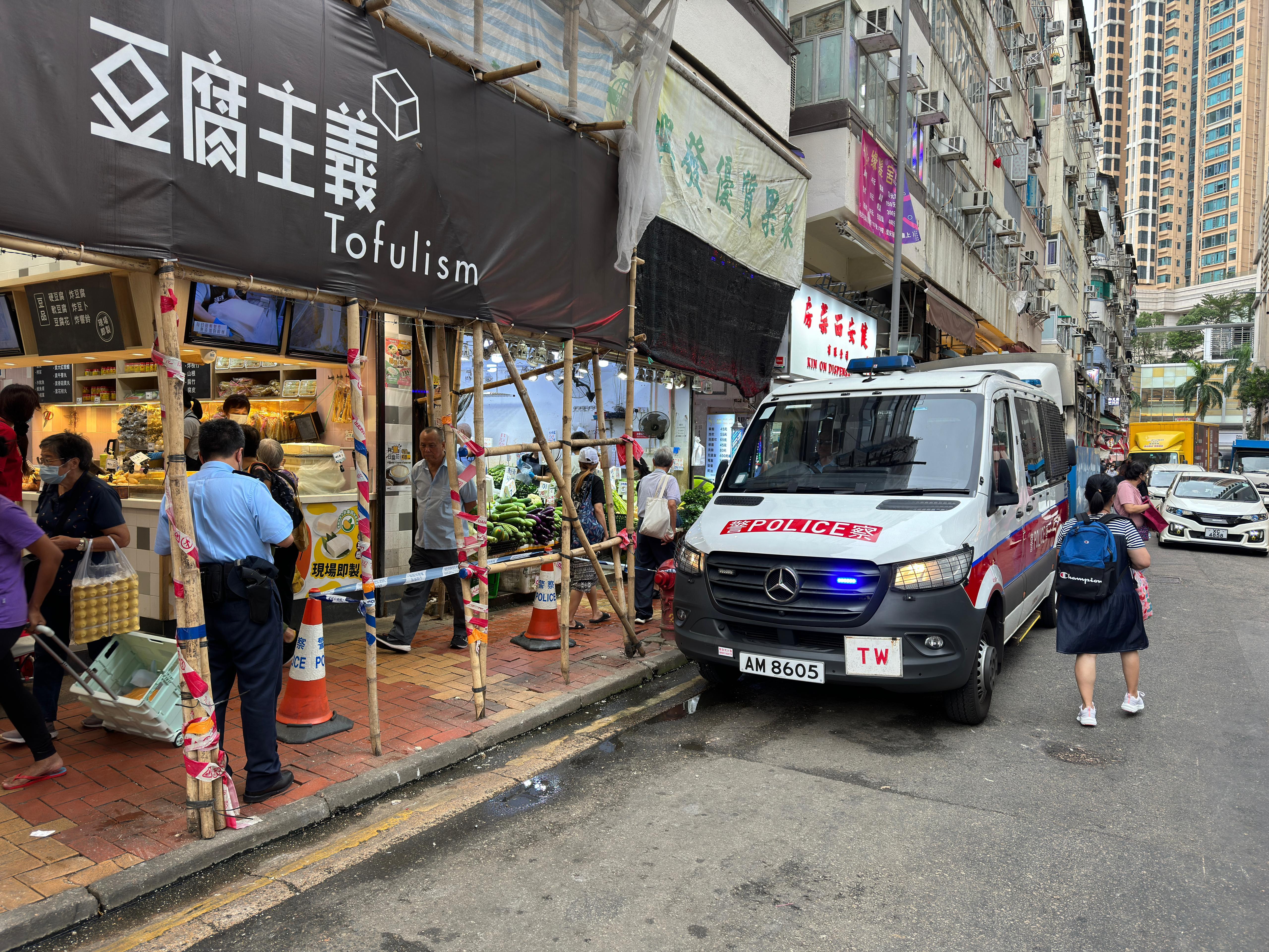 荃灣川龍街棚架冧石屎　女途人遭擊中頭部受傷