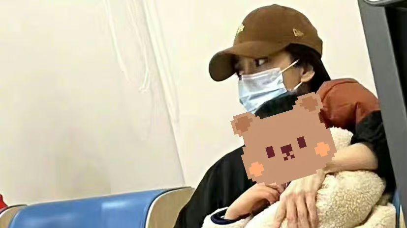 Angelababy遭中國軟封殺 憔悴帶小海綿睇急症獲網民同情