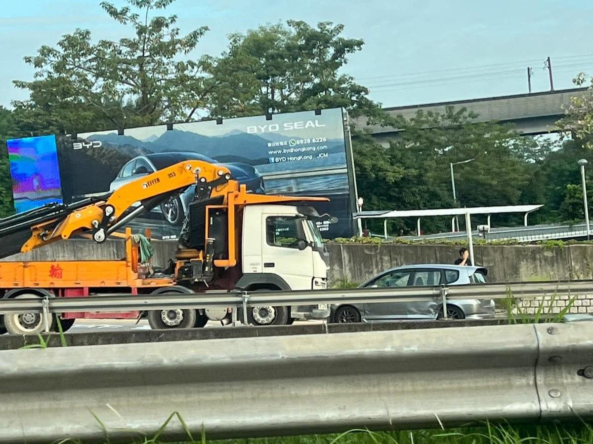 車Cam直擊｜元朗博愛交匯處兩車爭路相撞　私家車被撞至調頭逆線（ fb「馬路的事 (即時交通資訊台)」圖片）