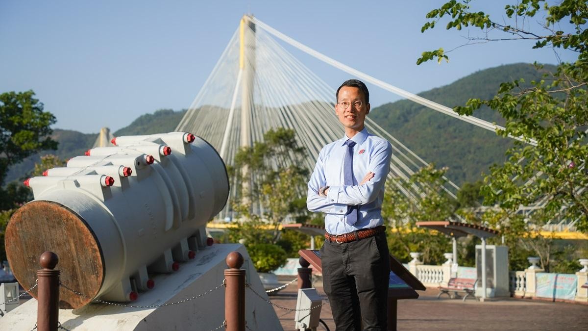 鄧顯權接受《am730》專訪時提到，希望可善用青嶼幹線觀景台的發展潛力，把場地搞「旺」一些。(李睿哲攝)