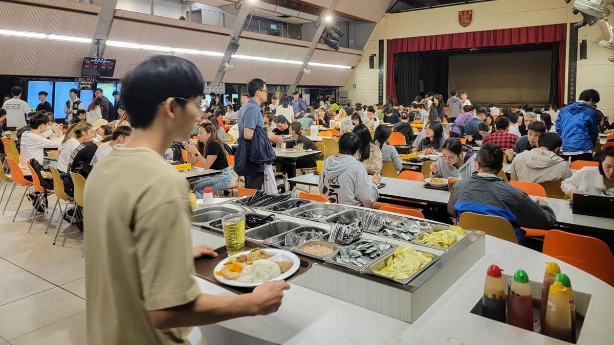 審計署指，中大全數33間餐廳均沒有查核顧客是否中大學生或教職員。(李睿哲攝)
