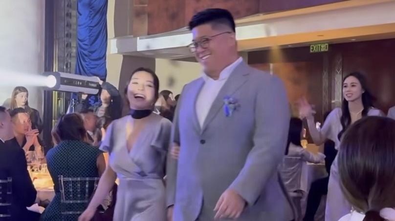 JW孖男友Tarzan翹住手甜蜜現身婚禮 興奮接花球好事近 