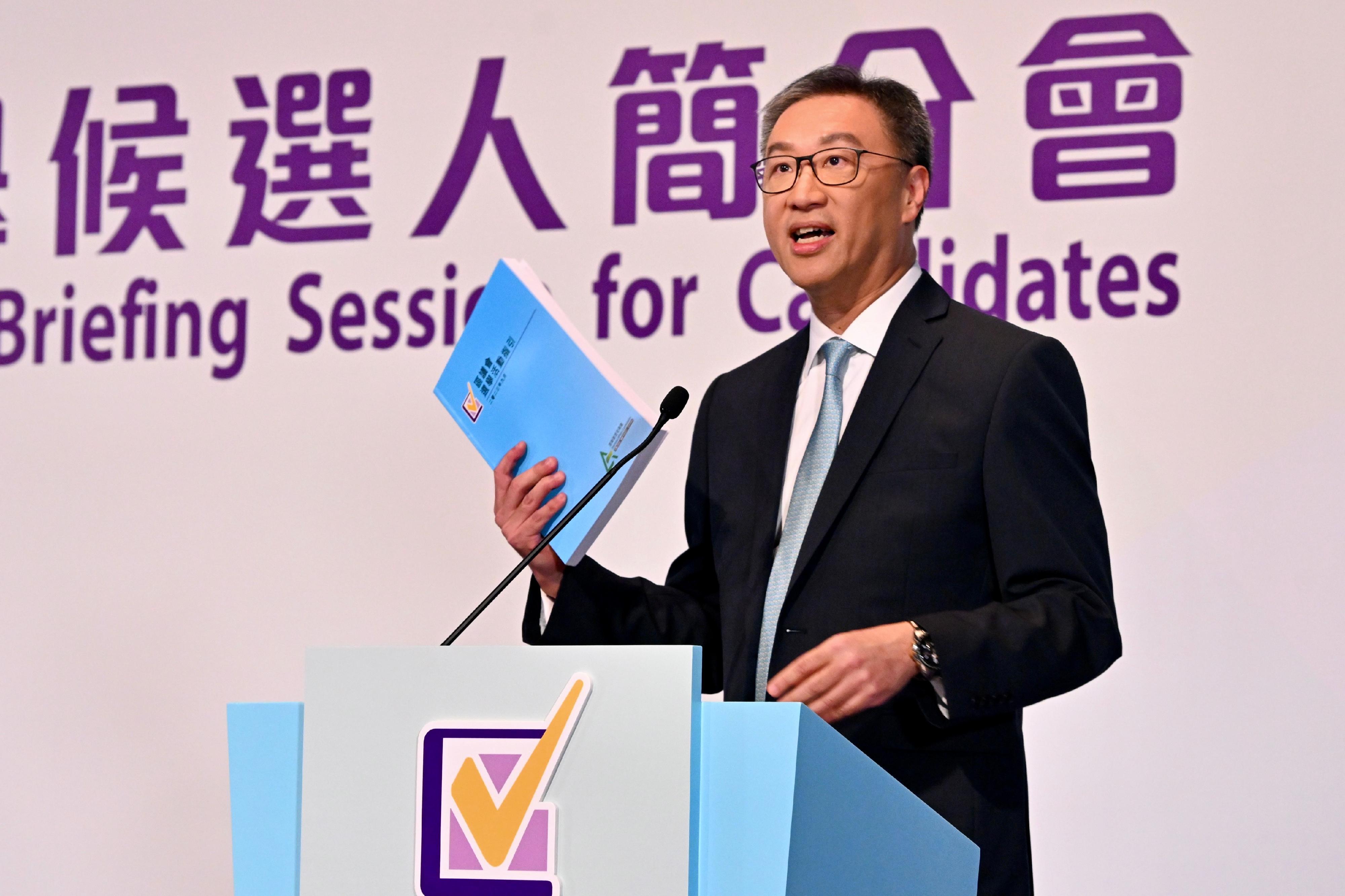 選管會主席陸啟康向候選人簡介選舉指引等事項。(政府新聞處)