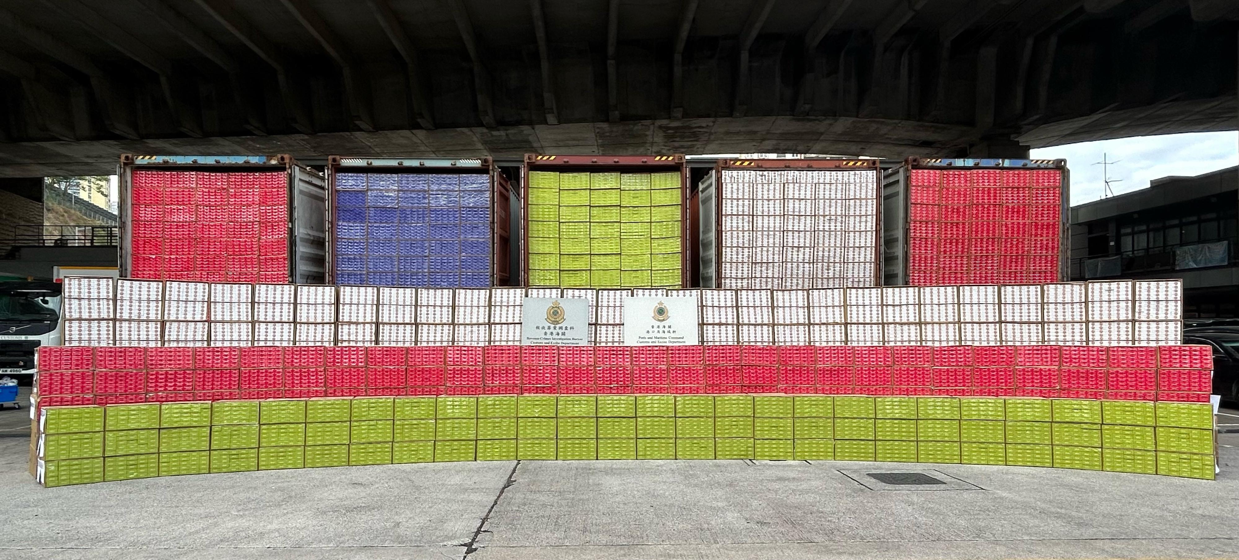 香港海關於過去兩星期展開特別行動，加強打擊海路走私香煙活動，並偵破四宗大型以海運貨櫃走私香煙的案件，檢獲共約二千八百萬支懷疑私煙，估計市值約一億元，應課稅值約六千九百萬元。圖示海關人員於行動中檢獲的懷疑私煙。