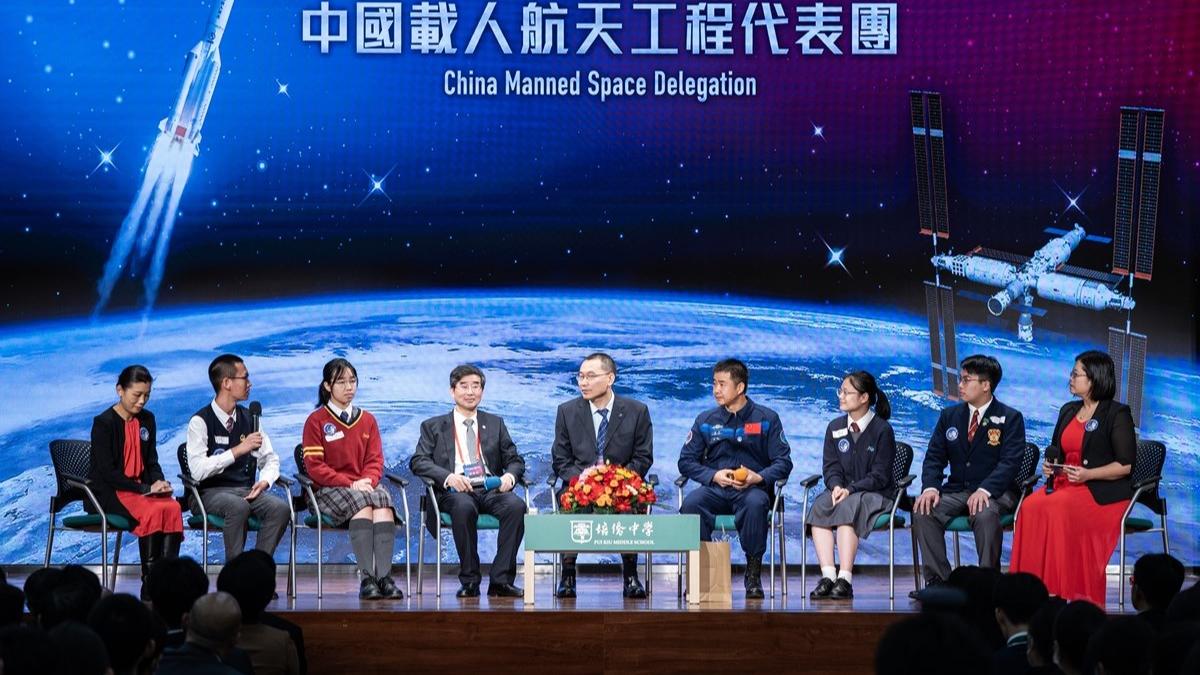 中國載人航天工程代表團部分成員到訪培僑中學，與來自不同學校的學生交流。(中新社)