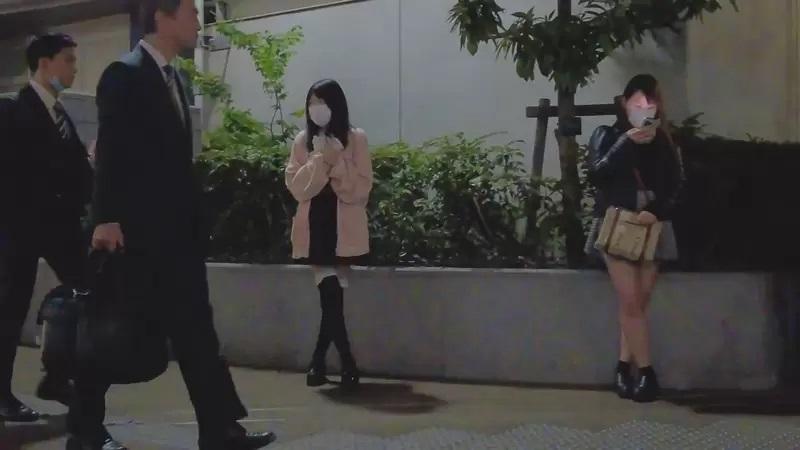 東京大久保公園近年出現不少站在路旁的女子。(網上圖片)