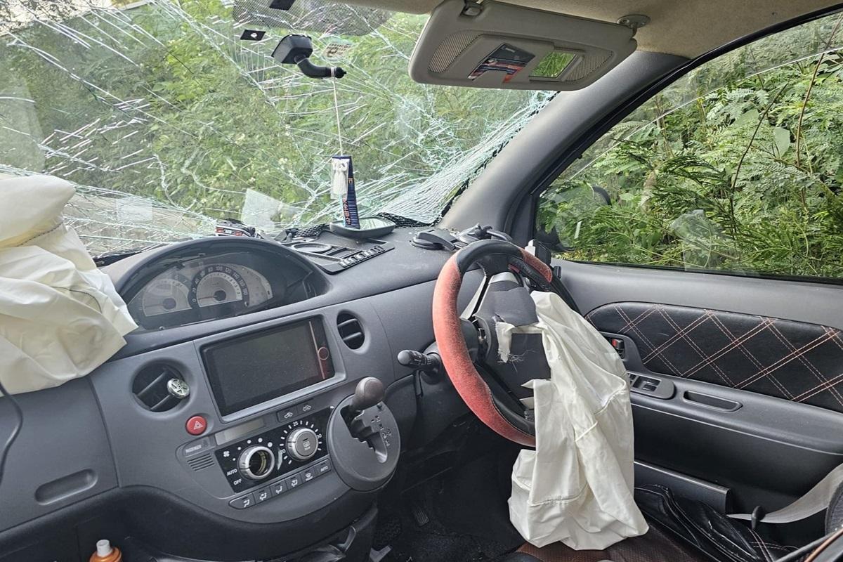 吐露港公路有私家車「自炒」後兩人被拋出車外，車內安全氣袋彈出。