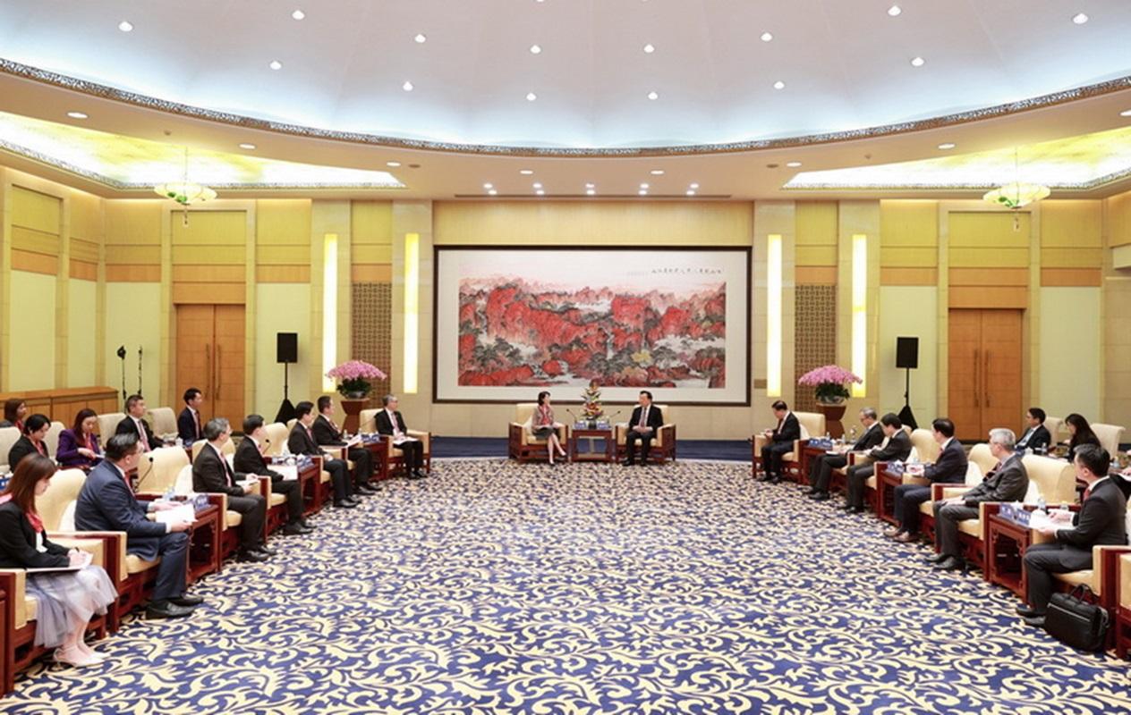 夏寶龍(前排右)在北京會見赴京上國情班的副局長及政治助理。(港澳辦圖片)