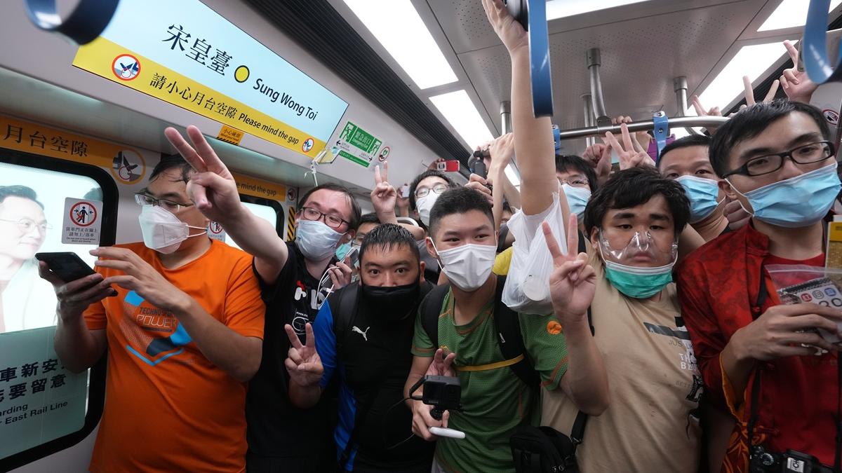 屯馬綫全線通車當日仍在疫情陰霾下，金澤培形容乘客的歡樂未有被口罩掩蓋。(資料圖片／陳奕釗攝)