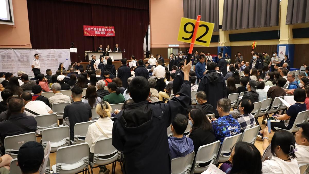 維園年宵市場共有35個攤位未能租出。(資料圖片／鍾式明攝)