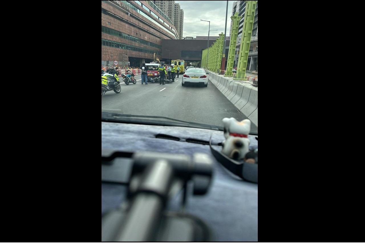 沙田新城市廣場外三車相撞 鐵騎士受傷送院 (@fb香港突發事故報料區/Bosco Chu圖片)