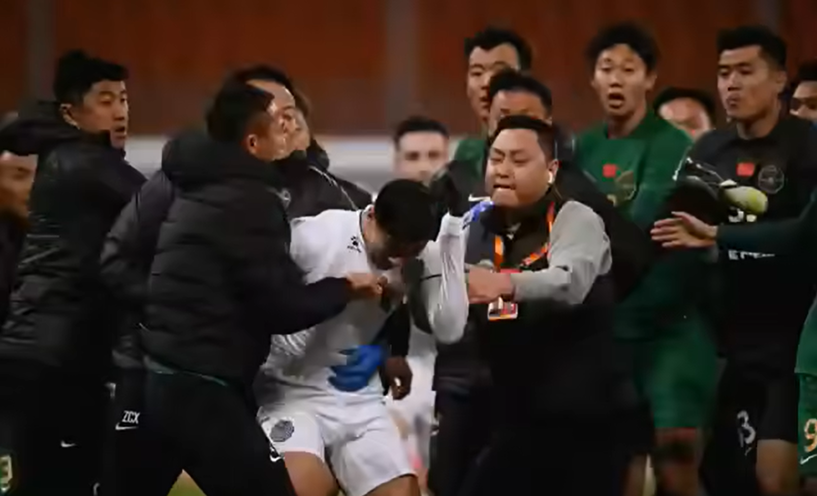 武里南聯展示球員被毆打的連橫相片。(武里南聯fb)