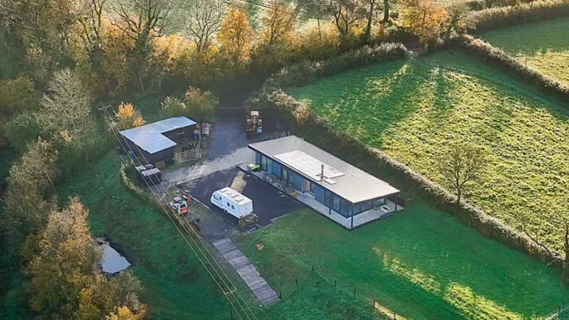 英國物業｜富貴地主太囂張！鄉野僭建500萬元「玻璃屋」晚上燈火通明如UFO 遭下令拆卸