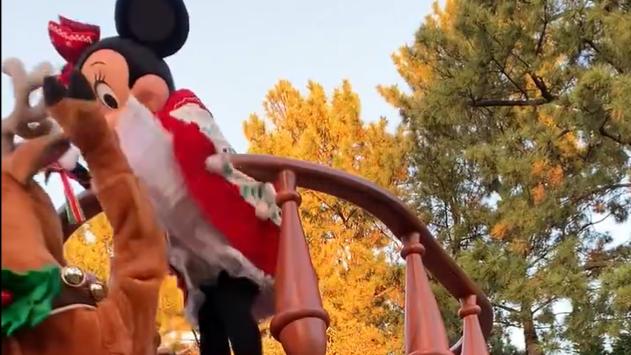 迪士尼巡遊的馴鹿表演員因為掀米妮裙子，影片引起爭議。(影片截圖)