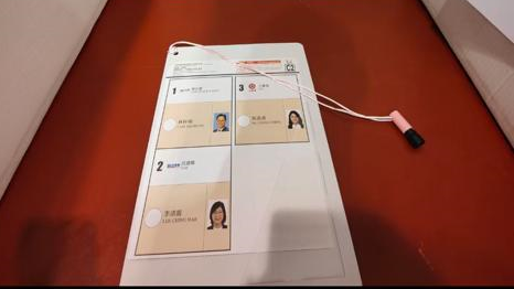 有選民在票站內拍照。(網上圖片)