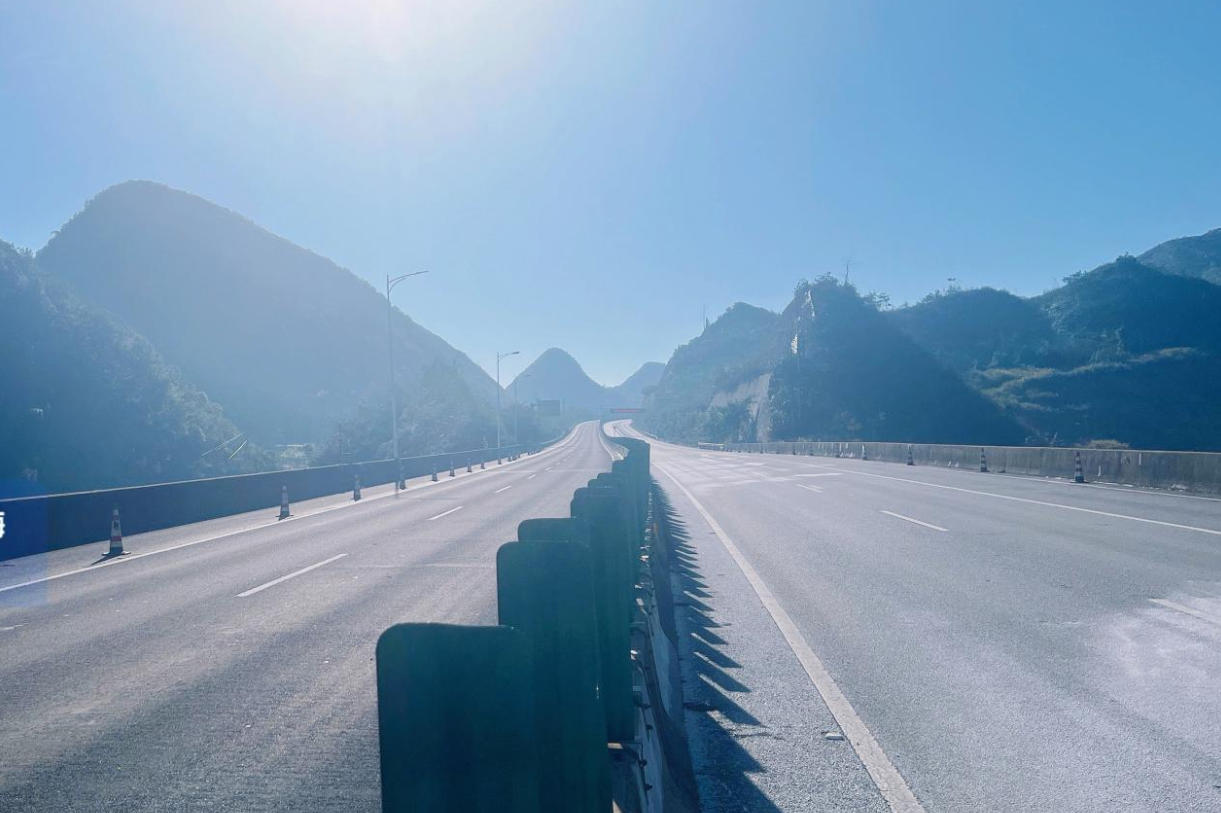 3名港人昨午在廣東韶關遇車禍，一死兩傷。(微博圖片)