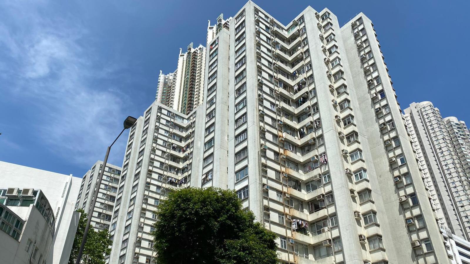 西灣河鯉景灣兩房連露台戶，屬屋苑罕有放盤，最新大幅劈減三成，以688萬元易手。(資料圖片)