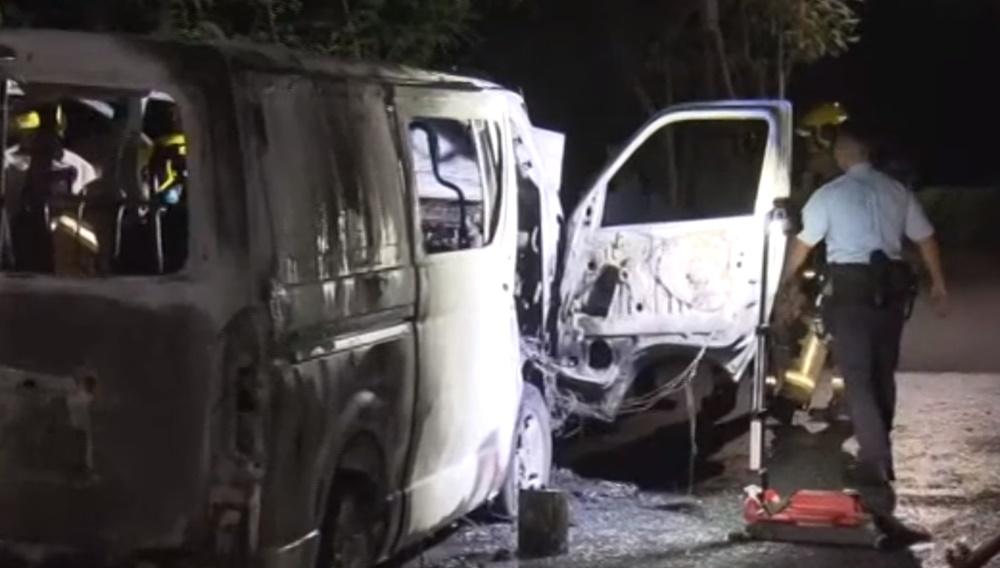 葵涌貨車遇4賊劫掠走值2800萬手機，2男遭禁錮到元朗，錦田燒車毀證。(電視截圖)