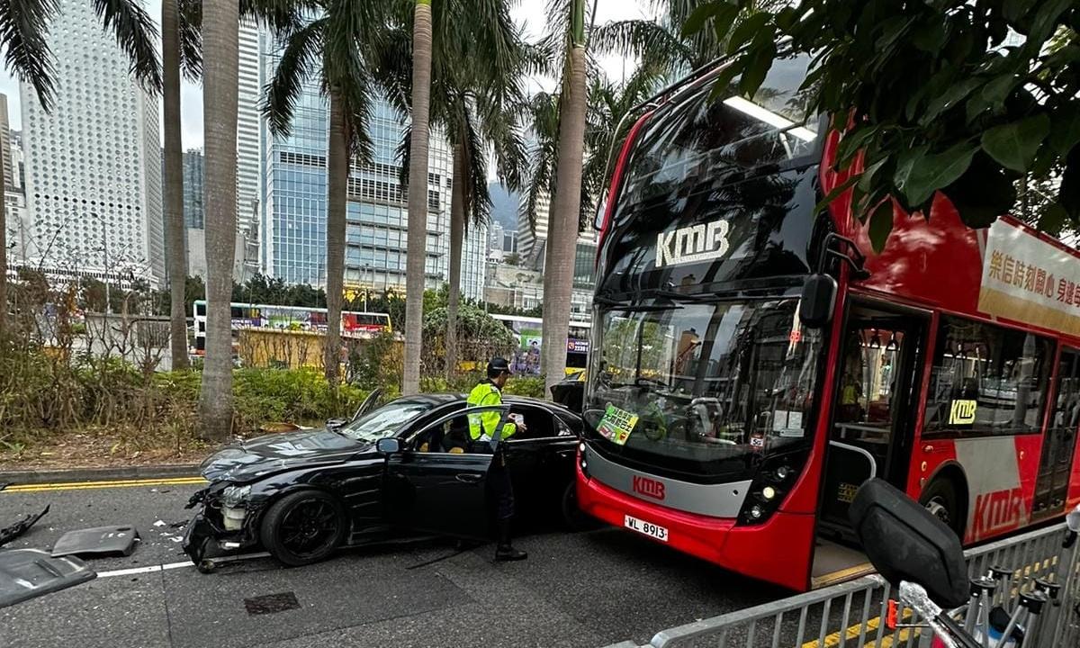 中環私家車連撞3巴士，5人棄車登的士遭拒載徒步離開。(馬路的事 (即時交通資訊台)@FB)