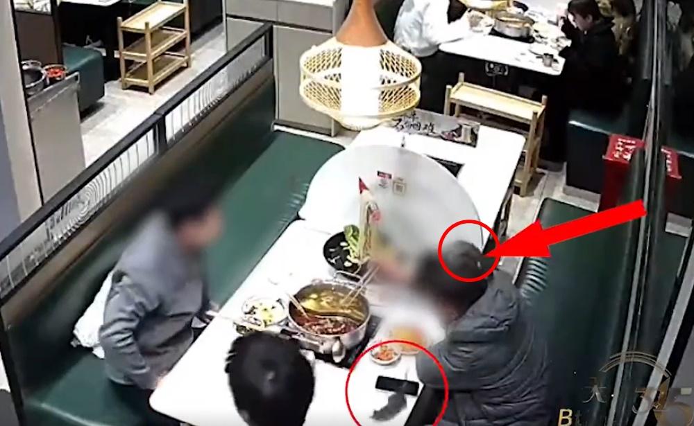 食火鍋天降雙鼠，男食客慘被爪破頭皮。(微博)