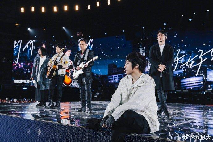 台灣天團五月天上月完成上海演唱會，惟有內地網民發布影片，指通過技術分析質疑12首歌有5首是咪嘴假唱，引發軒然大波。(五月天微博圖片)