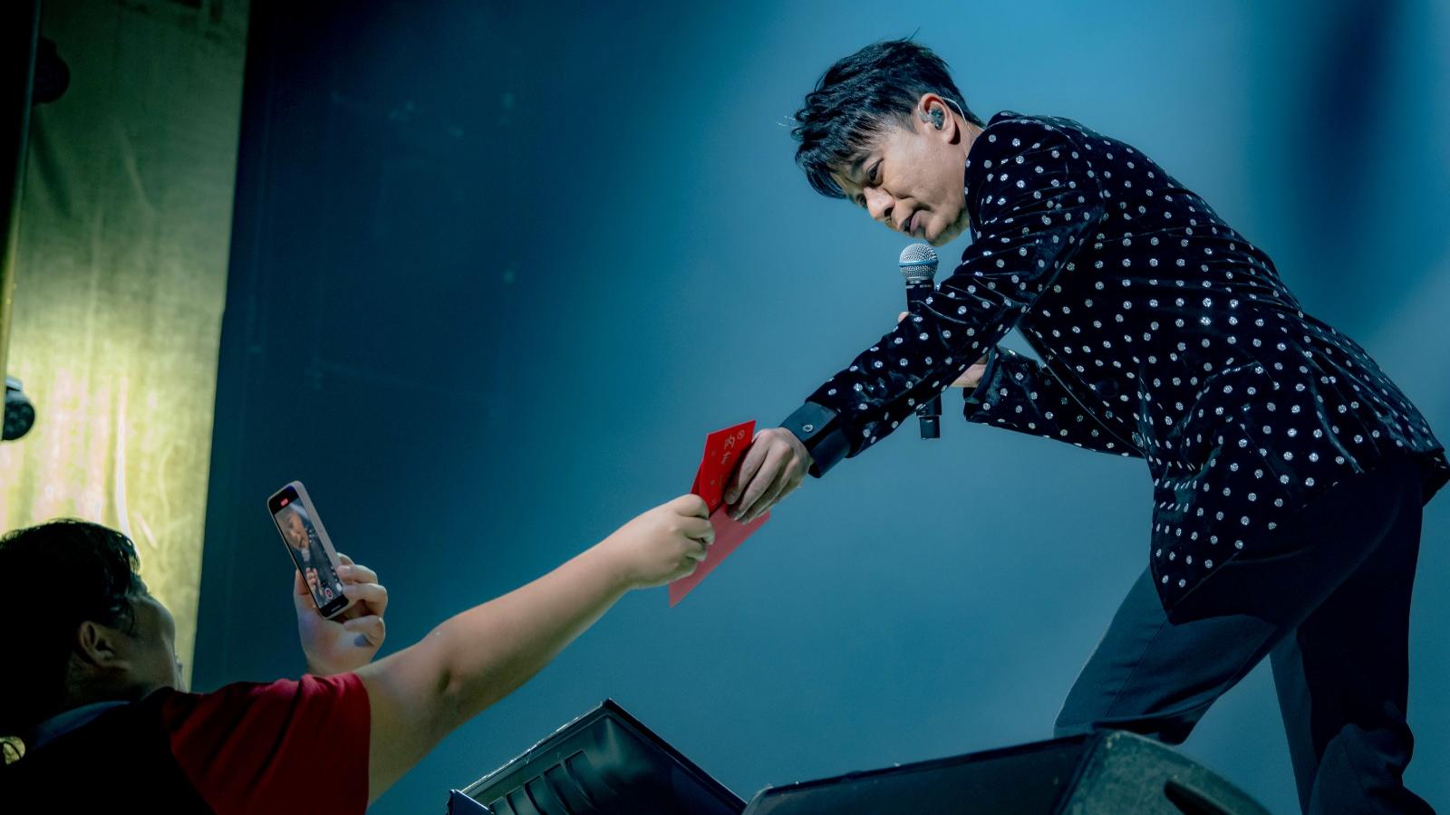 李克勤帶埋洗衣機赴美國開個唱 反應熱烈狂收利是