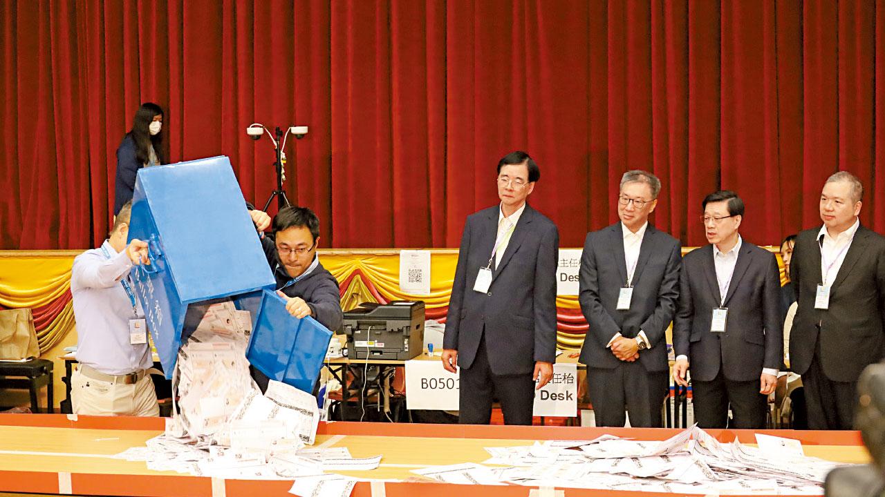 區議會直選投票率27.54% 民建聯直選間選奪109席成大贏家