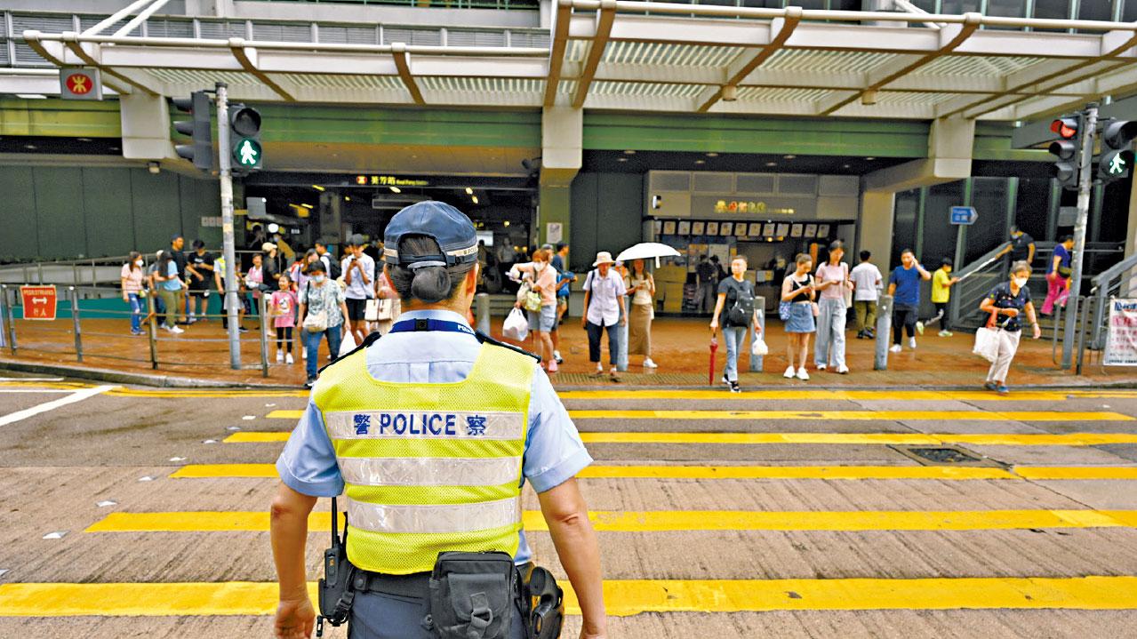 便衣警路邊監察亂過馬路 市民或即時遭票控罰2000