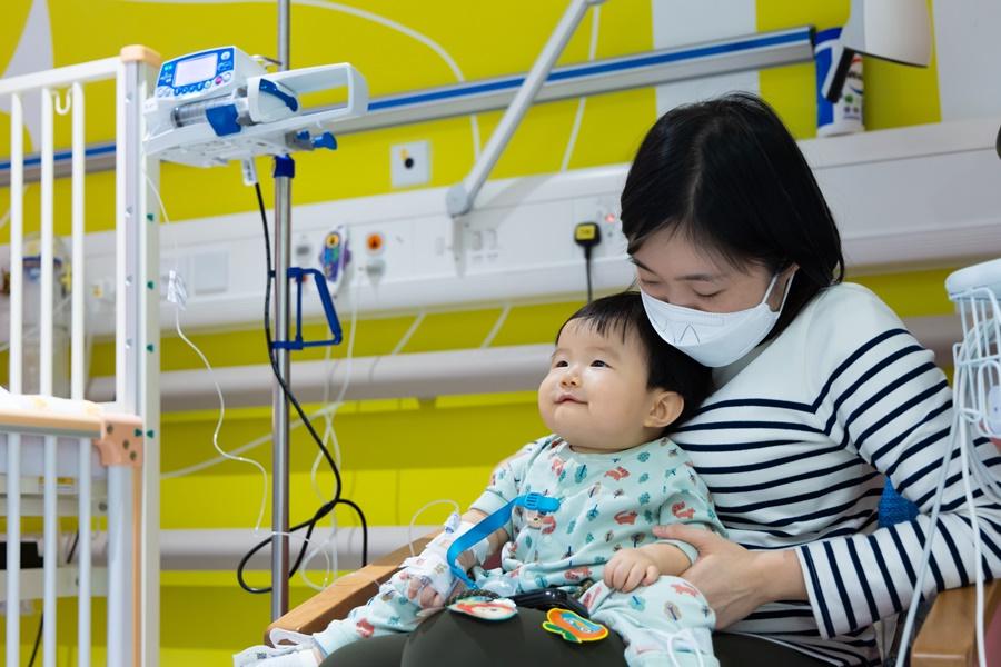 醫管局首次引入「脊髓肌肉萎縮症」基因療法，10個月大男嬰成首名受惠者。(醫管局提供)