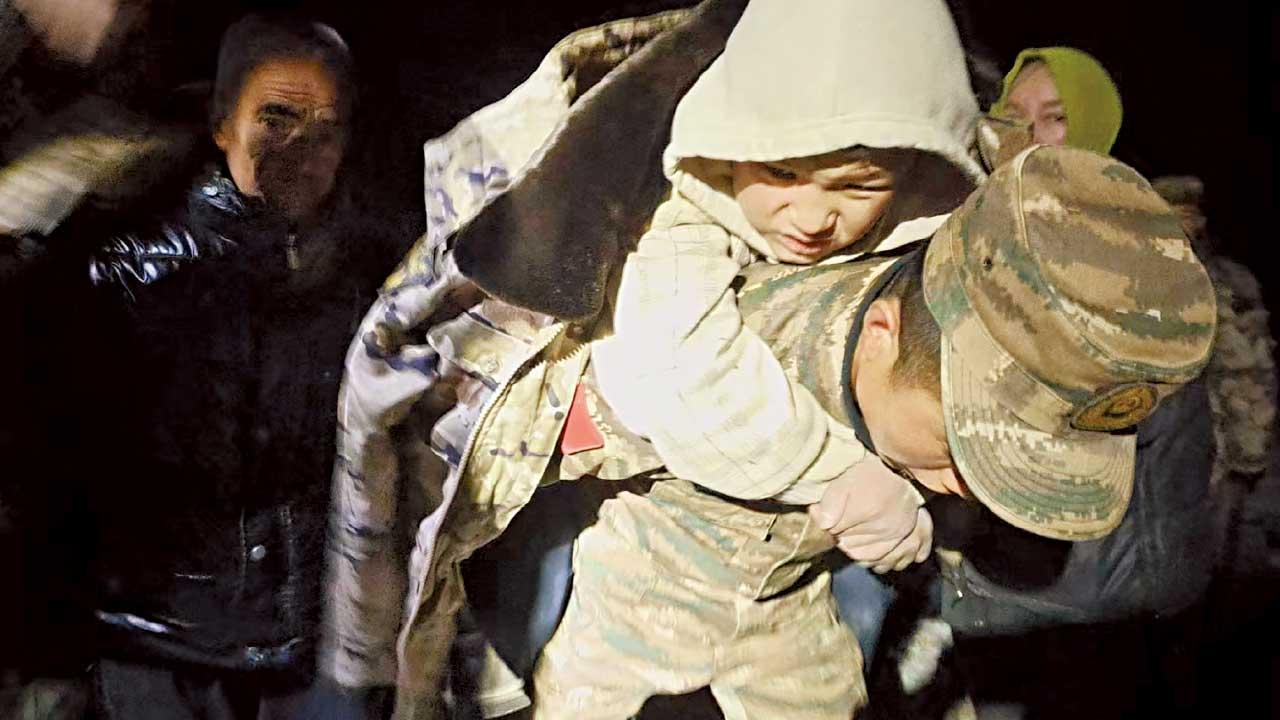 甘肅6.2級地震 127死逾700傷