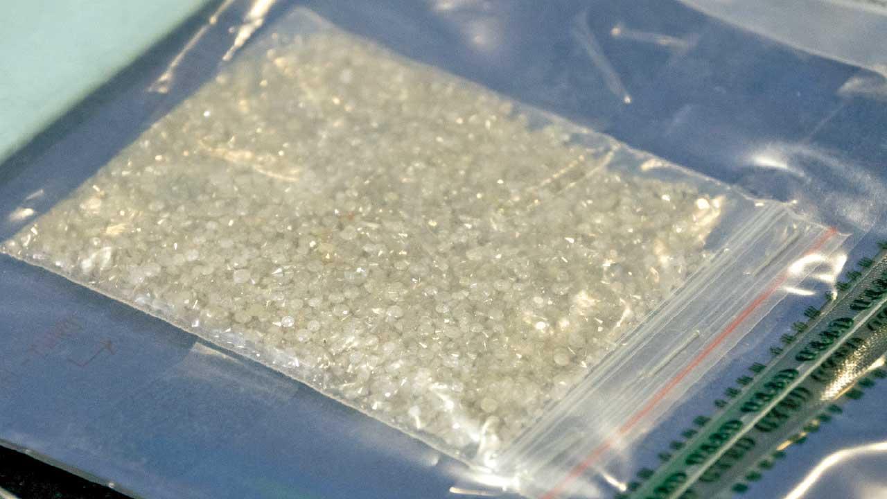 人造鑽充天然鑽誇大貨值100倍 海關破跨國洗黑錢涉款5億 拘4人